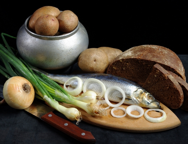Beispiele von Nahrung während des Fastens: Fisch, Brot, Lauch, Zwiebeln und Kartoffeln
